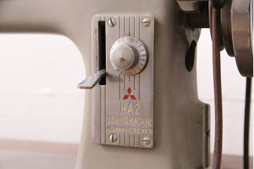 ジャンク品　mitsubishi(三菱)社　お洒落なアンティーク空間を演出するミシンテーブル(ミシン台、ディスプレイ、工業用ミシン)(R-050586)