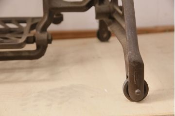 ジャンク品　mitsubishi(三菱)社　お洒落なアンティーク空間を演出するミシンテーブル(ミシン台、ディスプレイ、工業用ミシン)(R-050586)