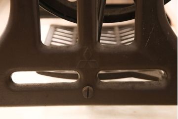 ジャンク品　mitsubishi(三菱)社　お洒落なアンティーク空間を演出するミシンテーブル(ミシン台、ディスプレイ、工業用ミシン)(R-050586)