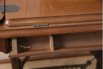 ジャンク品　mitsubishi(三菱)社　お洒落なアンティーク空間を演出するミシンテーブル(ミシン台、ディスプレイ、工業用ミシン)(R-050586)