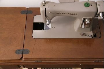 ジャンク品　mitsubishi(三菱)社　お洒落なアンティーク空間を演出するミシンテーブル(ミシン台、ディスプレイ、工業用ミシン)(R-050586)