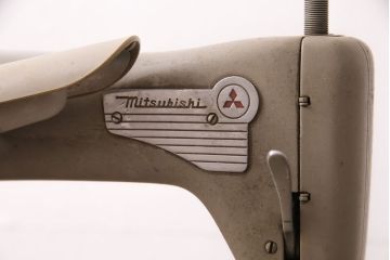 ジャンク品　mitsubishi(三菱)社　お洒落なアンティーク空間を演出するミシンテーブル(ミシン台、ディスプレイ、工業用ミシン)(R-050586)