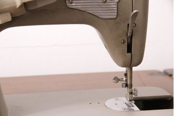 ジャンク品　mitsubishi(三菱)社　お洒落なアンティーク空間を演出するミシンテーブル(ミシン台、ディスプレイ、工業用ミシン)(R-050586)