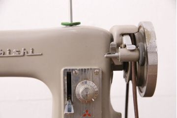 ジャンク品　mitsubishi(三菱)社　お洒落なアンティーク空間を演出するミシンテーブル(ミシン台、ディスプレイ、工業用ミシン)(R-050586)