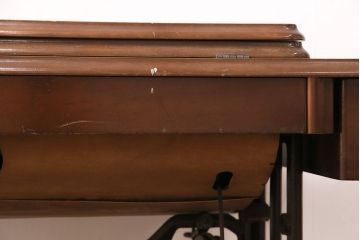 ジャンク品　mitsubishi(三菱)社　お洒落なアンティーク空間を演出するミシンテーブル(ミシン台、ディスプレイ、工業用ミシン)(R-050586)
