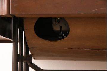 ジャンク品　mitsubishi(三菱)社　お洒落なアンティーク空間を演出するミシンテーブル(ミシン台、ディスプレイ、工業用ミシン)(R-050586)