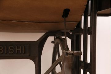 ジャンク品　mitsubishi(三菱)社　お洒落なアンティーク空間を演出するミシンテーブル(ミシン台、ディスプレイ、工業用ミシン)(R-050586)