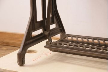 ジャンク品　mitsubishi(三菱)社　お洒落なアンティーク空間を演出するミシンテーブル(ミシン台、ディスプレイ、工業用ミシン)(R-050586)
