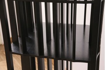 中古　美品　稀少 国内未発売品?　Cassina(カッシーナ)　CHARLES RENNIE MACKINTOSH(チャールズ・レニー・マッキントッシュ)　Hous'hill(ハウスヒル、ハウズヒル)、Nitshill(ニッツヒル)、 Glasgow(グラスゴー)　おしゃれなインテリアとしておすすめのリボルビングシェルフ(回転式本棚、本棚、マガジンラック)(R-050591)