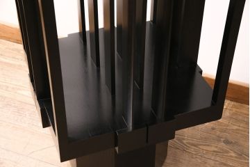中古　美品　稀少 国内未発売品?　Cassina(カッシーナ)　CHARLES RENNIE MACKINTOSH(チャールズ・レニー・マッキントッシュ)　Hous'hill(ハウスヒル、ハウズヒル)、Nitshill(ニッツヒル)、 Glasgow(グラスゴー)　おしゃれなインテリアとしておすすめのリボルビングシェルフ(回転式本棚、本棚、マガジンラック)(R-050591)