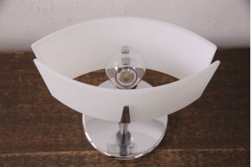 中古　IDC大塚家具　スタイリッシュな佇まいが魅力的なテーブルスタンド(ナイトスタンド、スタンド照明、卓上照明)(R-050595)