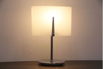 中古　IDC大塚家具　スタイリッシュな佇まいが魅力的なテーブルスタンド(ナイトスタンド、スタンド照明、卓上照明)(R-050595)