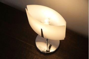 中古　IDC大塚家具　スタイリッシュな佇まいが魅力的なテーブルスタンド(ナイトスタンド、スタンド照明、卓上照明)(R-050595)