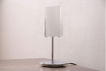 中古　IDC大塚家具　スタイリッシュな佇まいが魅力的なテーブルスタンド(ナイトスタンド、スタンド照明、卓上照明)(R-050595)
