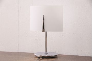 中古　IDC大塚家具　スタイリッシュな佇まいが魅力的なテーブルスタンド(ナイトスタンド、スタンド照明、卓上照明)(R-050595)