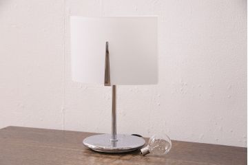 中古　IDC大塚家具　スタイリッシュな佇まいが魅力的なテーブルスタンド(ナイトスタンド、スタンド照明、卓上照明)(R-050595)