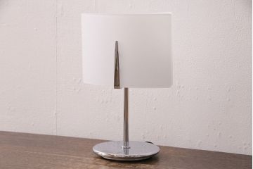 中古　IDC大塚家具　洗練されたデザインが大人空間を演出するテーブルスタンド(ナイトスタンド、スタンド照明、卓上照明)(R-050596)