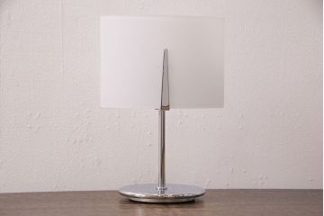 中古　IDC大塚家具　洗練されたデザインが大人空間を演出するテーブルスタンド(ナイトスタンド、スタンド照明、卓上照明)(R-050596)