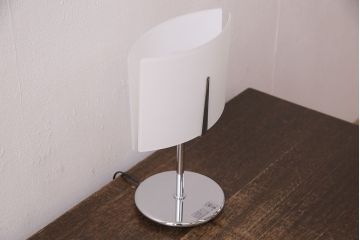中古　IDC大塚家具　洗練されたデザインが大人空間を演出するテーブルスタンド(ナイトスタンド、スタンド照明、卓上照明)(R-050596)