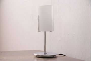 中古　IDC大塚家具　洗練されたデザインが大人空間を演出するテーブルスタンド(ナイトスタンド、スタンド照明、卓上照明)(R-050596)