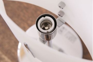 中古　IDC大塚家具　洗練されたデザインが大人空間を演出するテーブルスタンド(ナイトスタンド、スタンド照明、卓上照明)(R-050596)