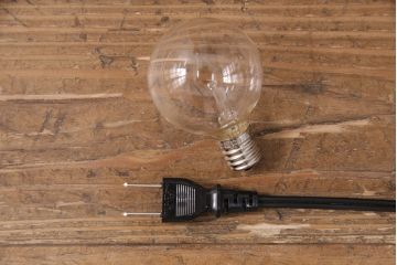 中古　IDC大塚家具　洗練されたデザインが大人空間を演出するテーブルスタンド(ナイトスタンド、スタンド照明、卓上照明)(R-050596)
