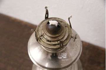 アンティーク雑貨　大正昭和初期　平芯　金属製のボディがおしゃれなオイルランプ(灯油ランプ、卓上ランプ)(R-050597)