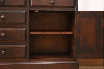 中古　北海道民芸家具　落ち着きのある佇まいが魅力の重ね食器棚(カップボード、収納棚)(R-050599)