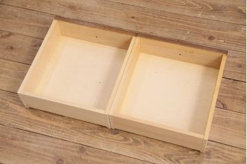 中古　三越　Brugge(ブルージュ)　ステンドグラスの扉がクラシカルな雰囲気を高めるキャビネット(食器棚、カップボード、収納棚、飾り棚)(R-050600)