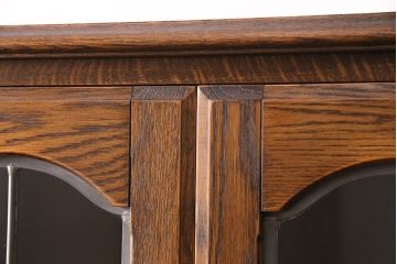 中古　三越　Brugge(ブルージュ)　ステンドグラスの扉がクラシカルな雰囲気を高めるキャビネット(食器棚、カップボード、収納棚、飾り棚)(R-050600)