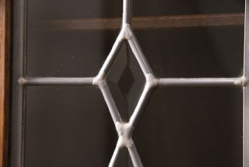 中古　三越　Brugge(ブルージュ)　ステンドグラスの扉がクラシカルな雰囲気を高めるキャビネット(食器棚、カップボード、収納棚、飾り棚)(R-050600)