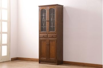 中古　三越　Brugge(ブルージュ)　ステンドグラスの扉がクラシカルな雰囲気を高めるキャビネット(食器棚、カップボード、収納棚、飾り棚)(R-050600)