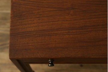 北欧ヴィンテージ　北欧家具　チーク材　キャスター付き　合皮製のソフトな引き出しが付いた、モダンな雰囲気を醸しだすオケージョナルテーブル　(R-050604)