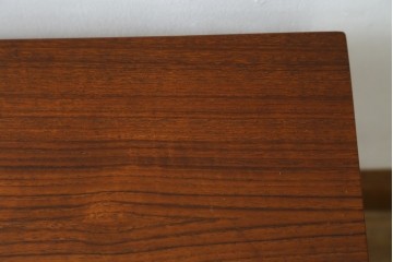 北欧ヴィンテージ　北欧家具　チーク材　キャスター付き　合皮製のソフトな引き出しが付いた、モダンな雰囲気を醸しだすオケージョナルテーブル　(R-050604)