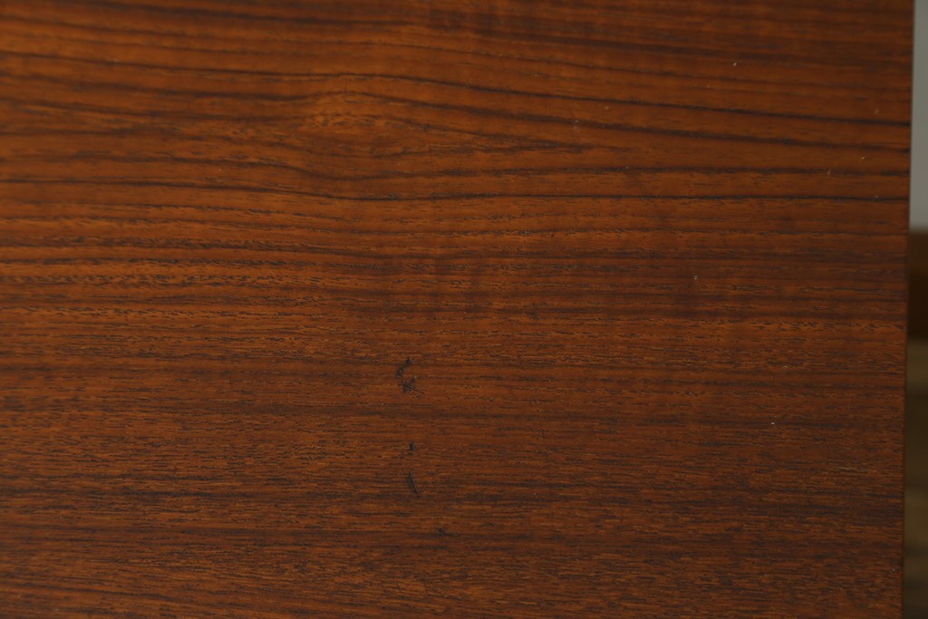 北欧ヴィンテージ　北欧家具　チーク材　キャスター付き　合皮製のソフトな引き出しが付いた、モダンな雰囲気を醸しだすオケージョナルテーブル　(R-050604)