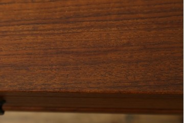 北欧ヴィンテージ　北欧家具　チーク材　キャスター付き　合皮製のソフトな引き出しが付いた、モダンな雰囲気を醸しだすオケージョナルテーブル　(R-050604)