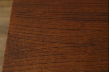 北欧ヴィンテージ　北欧家具　チーク材　キャスター付き　合皮製のソフトな引き出しが付いた、モダンな雰囲気を醸しだすオケージョナルテーブル　(R-050604)