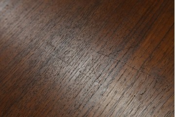 北欧ヴィンテージ　北欧家具　チーク材　キャスター付き　合皮製のソフトな引き出しが付いた、モダンな雰囲気を醸しだすオケージョナルテーブル　(R-050604)
