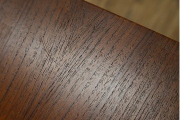 北欧ヴィンテージ　北欧家具　チーク材　キャスター付き　合皮製のソフトな引き出しが付いた、モダンな雰囲気を醸しだすオケージョナルテーブル　(R-050604)