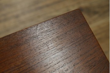 北欧ヴィンテージ　北欧家具　チーク材　キャスター付き　合皮製のソフトな引き出しが付いた、モダンな雰囲気を醸しだすオケージョナルテーブル　(R-050604)
