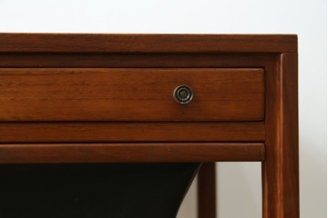 北欧ヴィンテージ　北欧家具　チーク材　キャスター付き　合皮製のソフトな引き出しが付いた、モダンな雰囲気を醸しだすオケージョナルテーブル　(R-050604)