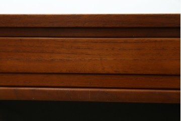 北欧ヴィンテージ　北欧家具　チーク材　キャスター付き　合皮製のソフトな引き出しが付いた、モダンな雰囲気を醸しだすオケージョナルテーブル　(R-050604)