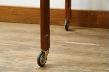 北欧ヴィンテージ　北欧家具　チーク材　キャスター付き　合皮製のソフトな引き出しが付いた、モダンな雰囲気を醸しだすオケージョナルテーブル　(R-050604)