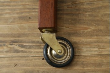 北欧ヴィンテージ　北欧家具　チーク材　キャスター付き　合皮製のソフトな引き出しが付いた、モダンな雰囲気を醸しだすオケージョナルテーブル　(R-050604)