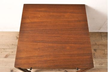 北欧ヴィンテージ　北欧家具　チーク材　キャスター付き　合皮製のソフトな引き出しが付いた、モダンな雰囲気を醸しだすオケージョナルテーブル(サイドテーブル、ローテーブル、ゲームテーブル、ビンテージ)(R-050604)