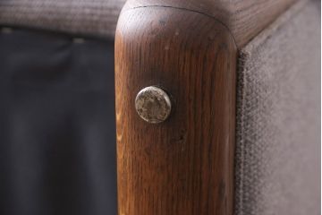 アメリカヴィンテージ　オーク材　温かみのある木のフレームがアクセントになる落ち着いた雰囲気のアームソファ(1人掛け、ビンテージ)(R-050612)