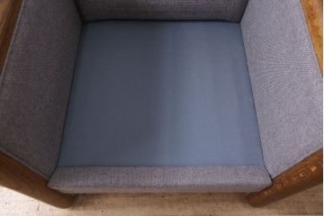 アメリカヴィンテージ　オーク材　温かみのある木のフレームがアクセントになる落ち着いた雰囲気のアームソファ(1人掛け、ビンテージ)(R-050612)