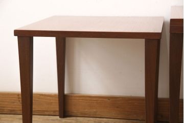 ヴィンテージ家具　北欧家具　北欧ビンテージ　チーク材　ナチュラルモダンな空間を演出する格納式ネストテーブル(サイドテーブル、カフェテーブル)(R-050613)