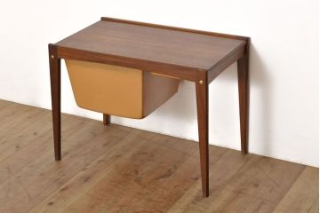 北欧ヴィンテージ　北欧家具　チーク材　天板がスライドする珍しいデザインが魅力の収納付きサイドテーブル(オケージョナルテーブル、ローテーブル、ゲームテーブル、ビンテージ)(R-050614)