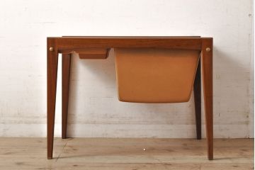 北欧ヴィンテージ　北欧家具　チーク材　天板がスライドする珍しいデザインが魅力の収納付きサイドテーブル(オケージョナルテーブル、ローテーブル、ゲームテーブル、ビンテージ)(R-050614)